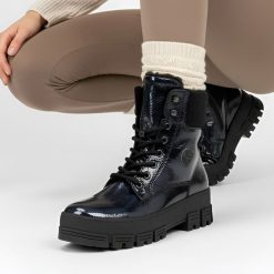 Botki damskie Rieker, na grubej platformie i ocieplane futerkiem, czarne, Y0220-14. Niebieskie botki Rieker, na zimę, bez wzorów, z lakierowanej skóry, bez obcasa, na platformie, bez zapięcia. Za 339.99 zł.