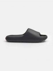 Klapki z odkrytymi palcami - czarny. Czarne klapki Sinsay, bez wzorów, z otwartym noskiem, bez obcasa. Za 29.99 zł.