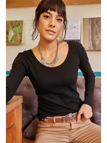 Olalook Bluzka w kolorze czarnym rozmiar: XL. Czarne bluzki Olalook, xl, bez wzorów, bez kołnierzyka, bez ramiączek. Za 43.88 zł.