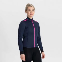 Damska softshellowa kurtka Rogelli PESARA z oddychającym panelem na plecach. Czerwone kurtki sportowe Rogelli, xl, bez wzorów, bez kaptura, rowerowe. W wyprzedaży za 205.00 zł.
