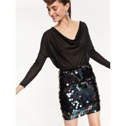 OVERSIZOWY SWETER DAMSKI Z DEKOLTEM TYPU WODA. Czarne golfy TOP SECRET, bez wzorów, bez ramiączek. W wyprzedaży za 24.99 zł.