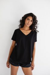 T shirt z dekoltem w kształcie V w kolorze CZARNYM - V NECK-M. Czarne t-shirty Marsala, m, bez wzorów, z bawełny, bez kołnierzyka, bez ramiączek. Za 69.90 zł.