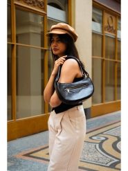 Maison héritage PARIS Skórzana torebka "Sirius" w kolorze czarnym - 36 x 27 x 8 cm rozmiar: onesize. Czarne torby na ramię Maison héritage PARIS, bez wzorów, z materiału, na ramię, bez dodatków. Za 347.99 zł.