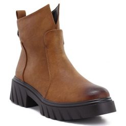 Botki damskie ocieplane camel M.Daszyński 2502. Brązowe botki M.Daszyński, bez wzorów, ze skóry ekologicznej, bez obcasa, bez zapięcia. Za 149.99 zł.