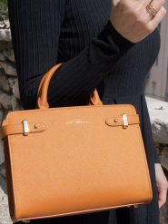 ATELIERS SAINT GERMAIN Skórzana torebka w kolorze karmelowym - 25,5 x 19,5 x 10,5 cm rozmiar: onesize. Brązowe torby na ramię ATELIERS SAINT GERMAIN, bez wzorów, z materiału, przez ramię, bez dodatków. Za 565.99 zł.