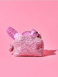 Kosmetyczka w panterkę z zawieszką - wielobarwny. Kufry i kosmetyczki Sinsay, bez wzorów, bez dodatków. Za 19.99 zł.