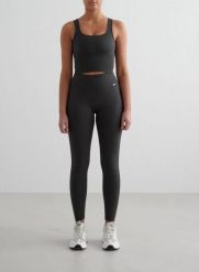 Damskie legginsy prążkowane, bezszwowe, wysoki stan, squat proof, petite szare. Szare legginsy AIM'N, xs, bez wzorów, z dzianiny, z podwyższonym stanem. Za 254.00 zł.
