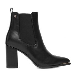 Botki DeeZee. Czarne botki DeeZee, bez wzorów, bez obcasa, na słupku, bez zapięcia. Za 199.99 zł.