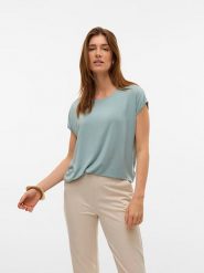 Vero Moda Koszulka w kolorze błękitnym rozmiar: M. Niebieskie bluzki Vero Moda, m, bez wzorów, bez kołnierzyka, bez ramiączek. Za 61.89 zł.