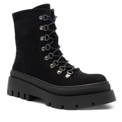 Botki DeeZee. Czarne botki DeeZee, bez wzorów, bez obcasa, na płaskiej podeszwie, bez zapięcia. Za 119.99 zł.