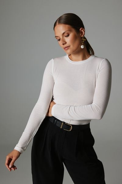 BLUZKA SUZIE ECRU L - Flawless. Bluzki Flawless, l, bez wzorów, z materiału, klasyczne, bez kołnierzyka, bez ramiączek. Za 265.00 zł.