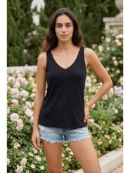 SOULSHAE Top w kolorze czarnym rozmiar: S/M. Czarne topy SOULSHAE, m, bez wzorów, z wiskozy, bez kołnierzyka, bez ramiączek. Za 86.95 zł.
