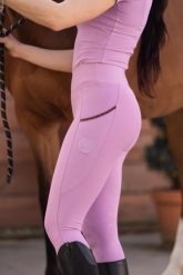 Legginsy jeździeckie z pełnym lejem silikonowym kolor liliowy JD ATTACK. Fioletowe legginsy JD ATTACK, xl, bez wzorów, z elastanu, z podwyższonym stanem. Za 349.00 zł.