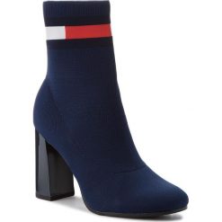 Botki TOMMY JEANS - Sock Heeled Boot EN0EN00277 Navy 406. Niebieskie botki Tommy Jeans, bez wzorów, z jeansu, bez obcasa, bez zapięcia. W wyprzedaży za 419.00 zł.