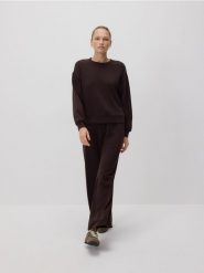 Bluza z modalem - ciemnobrązowy. Brązowe bluzy Reserved, l, bez wzorów, z dzianiny, bez kaptura. Za 109.99 zł.