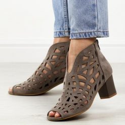 C. Brązowe sandały damskie na obcasie z zakrytą piętą M.Daszyński 1954-15. Brązowe sandały M.Daszyński, w ażurowe wzory, z zamszu, eleganckie, bez obcasa, na obcasie, bez zapięcia. W wyprzedaży za 152.15 zł.