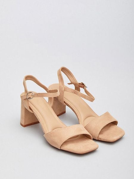 Bellucci Sandały w kolorze beżowym rozmiar: 40. Brązowe sandały Bellucci, bez wzorów, z otwartym noskiem, bez obcasa, na koturnie, bez zapięcia. Za 100.52 zł.