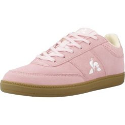 Buty LE COQ SPORTIF LCS DERBY Rose. Czerwone trekkingi Le Coq Sportif, z tkaniny, trekkingowe. Za 279.99 zł.