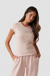 GUESS Różowy t-shirt damski Kiara, Rozmiar M. Czerwone t-shirty Guess, m, z aplikacjami, bez kołnierzyka, bez ramiączek. W wyprzedaży za 89.99 zł.