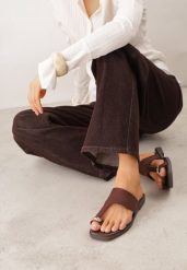 Brązowe Klapki VICES w Typie Japonek z Ozdobą na Dużym Palcu Ettelhe. Brązowe klapki Renee, z aplikacjami, z jeansu, bez obcasa, na płaskiej podeszwie. Za 59.99 zł.