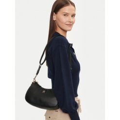 Torebka Tommy Hilfiger. Czarne torebki klasyczne TOMMY HILFIGER, bez wzorów, bez dodatków. Za 249.99 zł.