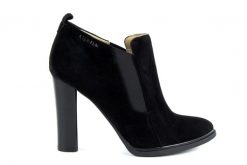 Botki Calvin Klein Jalene Black, Czarny, Skóra naturalna - 40. Czarne botki Calvin Klein, z aplikacjami, ze skóry, bez obcasa, na słupku, bez zapięcia. W wyprzedaży za 431.10 zł.