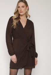 Brązowa Kopertowa Sukienka Zdobiona Cyrkoniami i Drapowaniem Idiselle. Brązowe sukienki Born2be, do pracy, l, z aplikacjami, z poliesteru, biznesowe, bez kołnierzyka, bez ramiączek, mini, kopertowe. Za 149.99 zł.