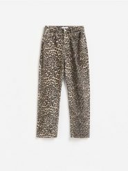 Jeansy straight w zwierzęcy wzór - brązowy. Brązowe jeansy Reserved, bez wzorów. Za 159.99 zł.