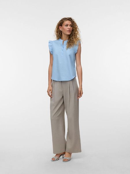 Vero Moda Bluzka w kolorze błękitnym rozmiar: S. Niebieskie bluzki Vero Moda, s, bez wzorów, z bawełny, bez kołnierzyka, bez ramiączek. Za 109.95 zł.