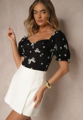 Czarna Bluzka w Hafty-Kokardki z Bufkami w Ramionach Efravina. Czarne bluzki Renee, l, z aplikacjami, z jeansu, eleganckie, bez kołnierzyka, bez ramiączek. W wyprzedaży za 59.49 zł.
