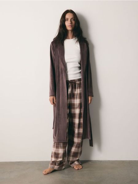 Szlafrok z paskiem - ciemnobrązowy. Brązowe szlafroki Reserved, l, bez wzorów, z dzianiny, bez ramiączek, bez kaptura. Za 129.99 zł.