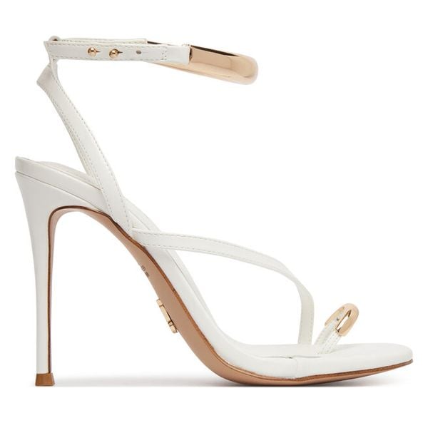 Klapki Steve Madden. Białe klapki Steve Madden, bez wzorów, bez obcasa. Za 559.99 zł.