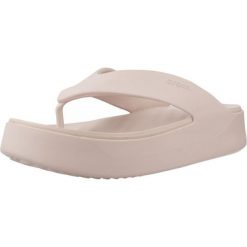 Sandały CROCS GETAWAY PLATFORM FLIP Rose. Czerwone sandały Crocs, bez wzorów, z gumy, sportowe, bez obcasa, bez zapięcia. Za 196.00 zł.