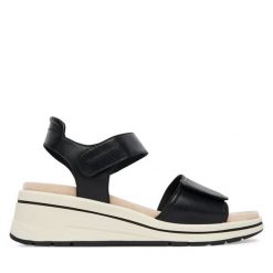 Sandały Caprice. Czarne sandały Caprice, bez wzorów, bez obcasa, na koturnie, bez zapięcia. Za 329.99 zł.