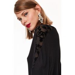 BLUZKA Z KORONKĄ NA RAMIONACH. Czarne bluzki TOP SECRET, bez wzorów, z dzianiny, eleganckie, bez kołnierzyka, bez ramiączek. W wyprzedaży za 29.99 zł.