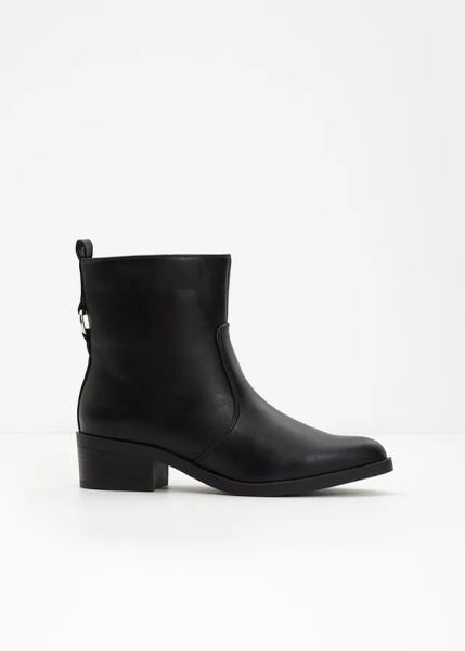 Krótkie kozaki. Czarne kozaki bonprix, bez obcasa, bez zapięcia. Za 149.99 zł.