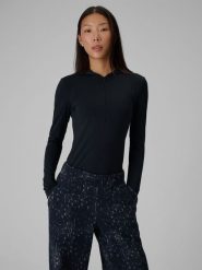 4F Longsleeve slim z kapturem damski - czarny XS. Czarne koszulki sportowe 4f, bez wzorów, z dresówki, bez ramiączek, trekkingowe. Za 169.99 zł.