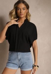 Czarna Bluzka Oversize z Wiskozą o Kroju Nietoperz z Dekoltem w Serek Davithiel. Czarne bluzki Renee, bez wzorów, z jeansu, eleganckie, bez kołnierzyka, bez ramiączek. W wyprzedaży za 52.49 zł.