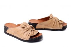 KOCH 030.351.3846 scissors, klapki damskie. Brązowe klapki KOCH, bez wzorów, ze skóry, bez obcasa, na koturnie. Za 224.90 zł.