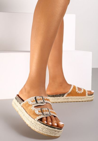 Brązowe Płaskie Klapki z Regulowanymi Klamrami Venadea. Brązowe klapki Born2be, bez wzorów, z jeansu, bez obcasa, na płaskiej podeszwie. Za 79.99 zł.