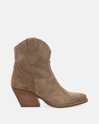 BEŻOWE KOWBOJKI Z ZAMSZU 153-70 LIS C TAU. Brązowe botki Venezia, bez wzorów, ze skóry, bez obcasa, bez zapięcia. Za 399.00 zł.