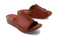 DR. BRINKMANN 700401-02 braun, klapki damskie. Brązowe klapki Dr. Brinkmann, bez wzorów, ze skóry, bez obcasa. Za 304.90 zł.