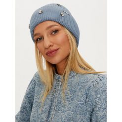 Czapka Guess. Niebieskie czapki Guess, z aplikacjami. Za 269.99 zł.