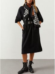 Milan Kiss Sukienka w kolorze czarnym rozmiar: S. Czarne sukienki Milan Kiss, na co dzień, s, bez wzorów, bez kołnierzyka, bez ramiączek, midi, proste. Za 165.99 zł.