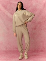 4F Spodnie dresowe joggery damskie - beżowe M. Brązowe spodnie dresowe 4f, m, bez wzorów, z dresówki. Za 149.99 zł.