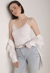 Biały Bawełniany Top na Ramiączkach z Ozdobną Koronką przy Dekolcie Berlisa. Białe topy Born2be, m, bez wzorów, z bawełny, bez kołnierzyka, bez ramiączek. Za 29.99 zł.