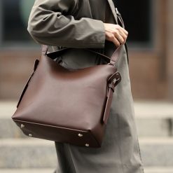 Shopperka Solier FL44 Elara c. brązowa. Brązowe shopper Solier, bez wzorów, ze skóry, biznesowe, na ramię, bez dodatków. Za 329.00 zł.