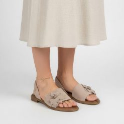 Sandały damskie Armodo, cholewka ze skóry naturalnej odkryta konstrukcja z ozdobnym kwiatem stabilna płaska podeszwa zapewniająca wygodę, beżowe, 404. Brązowe sandały Armodo, bez wzorów, ze skóry, eleganckie, bez obcasa, na płaskiej podeszwie, bez zapięcia. Za 329.00 zł.