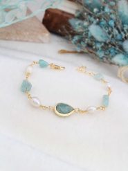 L'Atelier de Gaia Pozłacana bransoletka z perłami i amazonitami rozmiar: onesize. Białe bransoletki L'Atelier de Gaia, z perłą, pozłacane. Za 86.99 zł.