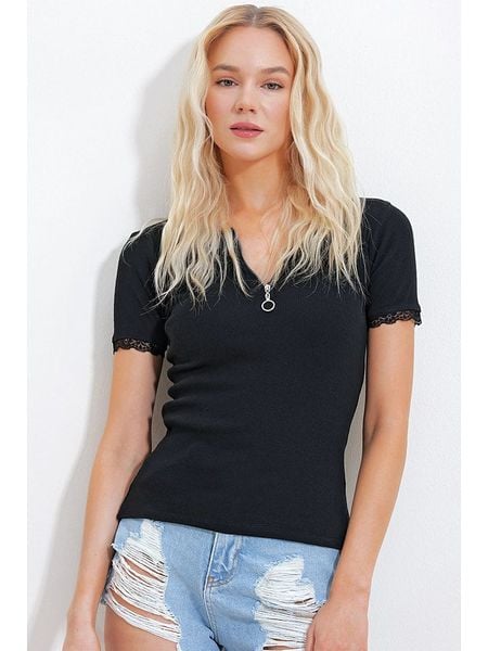 Trend Alacati Koszulka w kolorze czarnym rozmiar: L. Czarne bluzki Trend Alacati, l, bez wzorów, bez kołnierzyka, bez ramiączek. Za 55.95 zł.